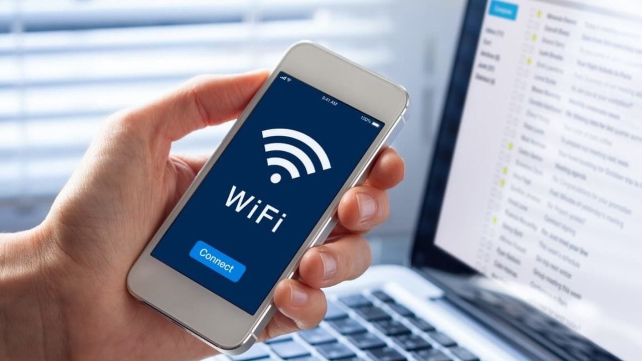 જો તમે હાલમાં ઘણા વર્ષો જૂના રાઉટરનો ઉપયોગ કરી રહ્યા છો, તો તમે જે સૌથી મહત્વપૂર્ણ જોખમનો સામનો કરો છો તે સુરક્ષા ભંગ છે. ઉત્પાદકો સામાન્ય રીતે જૂના રાઉટર મોડેલો માટે સોફ્ટવેર અપડેટ્સ આપવાનું બંધ કરે છે. પરિણામે, હેકર્સ આ જૂના ઉપકરણોને સરળતાથી નિશાન બનાવી શકે છે. આ નબળાઈ તમારી વ્યક્તિગત માહિતી, પાસવર્ડ્સ અથવા બેંકિંગ વિગતોના સંપર્કમાં પરિણમી શકે છે. નવા રાઉટર્સ આધુનિક સુરક્ષા પ્રોટોકોલ, જેમ કે WPA3 થી સજ્જ આવે છે. (ફોટો ક્રેડિટ-સોશિયલ મીડિયા)