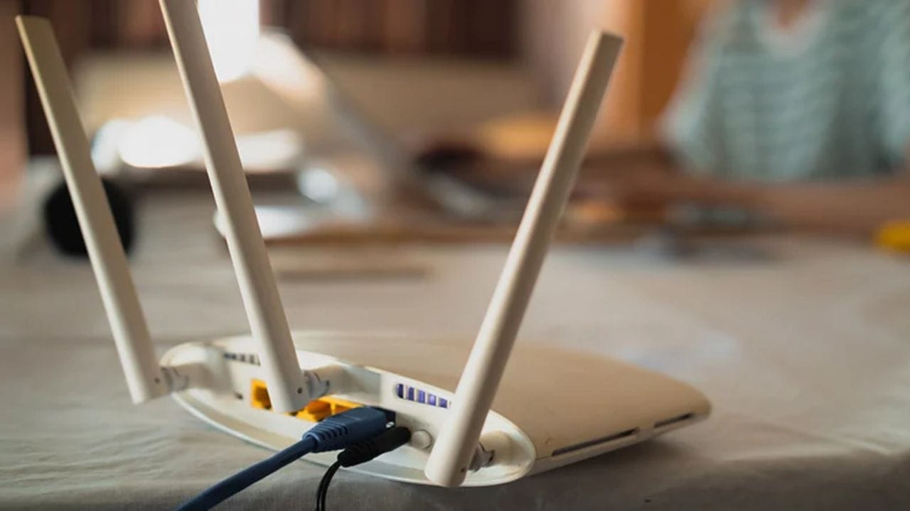 જૂના વાઇ-ફાઇ રાઉટર્સ મોટી સંખ્યામાં ડિવાઇસ સાથે કનેક્ટ થઈ શકતા નથી. આજકાલ, ઘરોમાં સ્માર્ટ ટીવી, લેપટોપ, એલેક્સા ડિવાઇસ અને સ્માર્ટ બલ્બ જેવા અસંખ્ય ડિવાઇસ વાઇ-ફાઇ સાથે જોડાયેલા હોય છે. જૂનું રાઉટર એકસાથે આટલા મોટા જથ્થાના ડિવાઇસનું સંચાલન કરી શકતું નથી. નવા રાઉટર્સ 'MU-MIMO' ટેકનોલોજી ધરાવે છે, જે તેમને એકસાથે અનેક ડિવાઇસ સાથે વાતચીત કરવા સક્ષમ બનાવે છે. (ફોટો ક્રેડિટ-સોશિયલ મીડિયા)