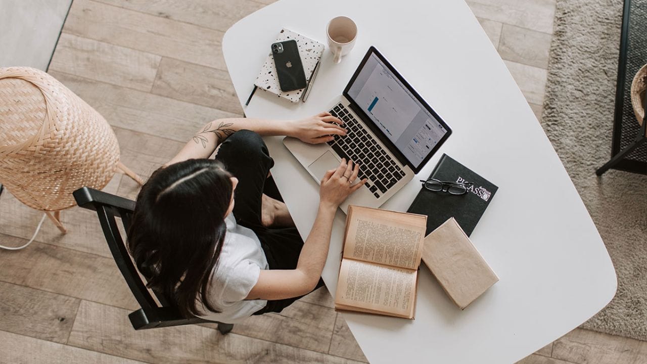  ટોંગાના બંધારણીય નિયમો અનુસાર, કોઈ પણ વ્યક્તિ રવિવારે દુકાન, વ્યવસાય, ઓફિસ અથવા અન્ય વ્યાપારિક પ્રવૃત્તિ ચલાવી શકતું નથી. જો કોઈ વ્યક્તિ ખુલ્લેઆમ કામ કરતા પકડાય છે, તો તેને કાયદાનું ઉલ્લંઘન માનવામાં આવે છે. આવા કેસોમાં દંડ થઈ શકે છે, અને ગંભીર કિસ્સાઓમાં, જેલની સજા પણ થઈ શકે છે. (ફોટો ક્રેડિટ-સોશિયલ મીડિયા)