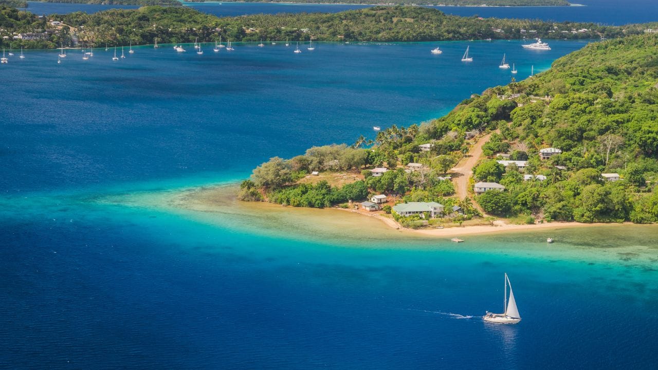 આ નિયમ ફક્ત ભલામણ નથી, પરંતુ કાનૂની જોગવાઈ છે. પોલીસ વહીવટીતંત્ર આ કાયદાનો અમલ કરે છે. દેશના શાસકો અને વહીવટી અધિકારીઓ લોકોને રવિવારે કામ ન કરવા અને તેના બદલે ધાર્મિક પ્રવૃત્તિઓમાં ભાગ લેવા વિનંતી કરે છે. જોકે આ નિયમ કડક છે, આવશ્યક સેવાઓને બાકાત રાખવામાં આવી છે. હોસ્પિટલો અને તબીબી સેવાઓ, પોલીસ અને સુરક્ષા સેવાઓ, વીજળી અને પાણી પુરવઠો અને કટોકટીની કામગીરી રવિવારના પ્રતિબંધમાંથી મુક્ત છે. આ સેવાઓને મંજૂરી આપવામાં આવી છે જેથી જનતાને આવશ્યક સેવાઓ મેળવવામાં કોઈ અવરોધ ન આવે.(ફોટો ક્રેડિટ-સોશિયલ મીડિયા)