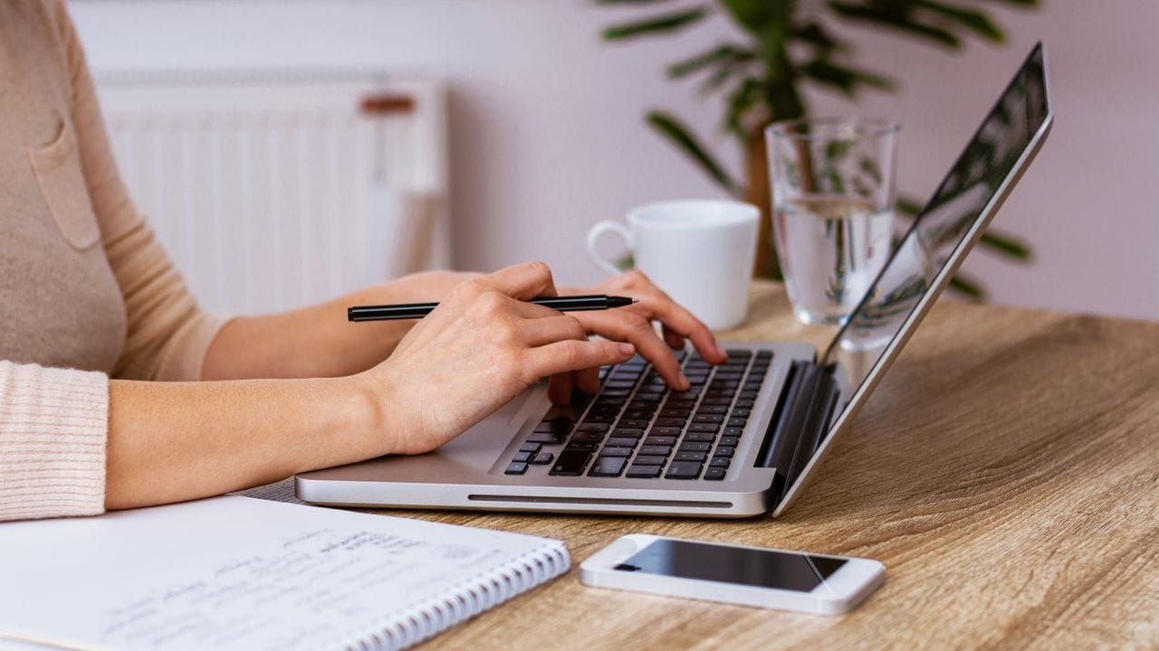 અહીં રવિવારને 'સેબ્બથ ડે' તરીકે ઉજવવામાં આવે છે. આ નિયમ ટોંગા પેસિફિક મહાસાગરમાં સ્થિત એક નાનો ટાપુ પર છે. આ દેશ તેના અનોખા ધાર્મિક અને સામાજિક ધોરણો માટે જાણીતો છે. ટોંગાના બંધારણમાં સ્પષ્ટપણે જણાવાયું છે કે રવિવારને સેબથ ડે તરીકે ઉજવવામાં આવે છે, જે એક પવિત્ર દિવસ છે. આ દિવસે સામાન્ય વ્યવસાયિક પ્રવૃત્તિઓ પર પ્રતિબંધ છે. (ફોટો ક્રેડિટ-સોશિયલ મીડિયા)