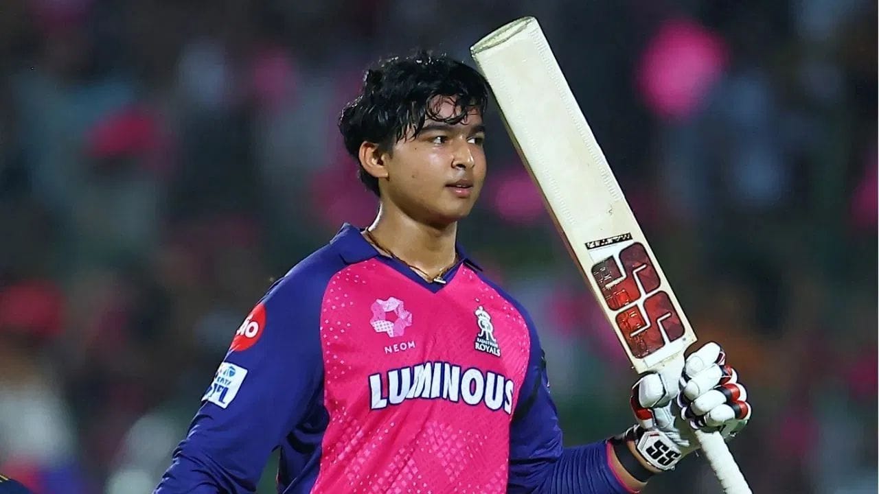 આ સિઝનમાં સૌથી નાની ઉંમરનો ખેલાડી વૈભવ સૂર્યવંશી છે. હાલમાં તે 14 વર્ષનો છે, પરંતુ IPL શરૂ થાય તેના એક દિવસ પહેલા, 27 માર્ચે, તે 15 વર્ષનો થશે. 