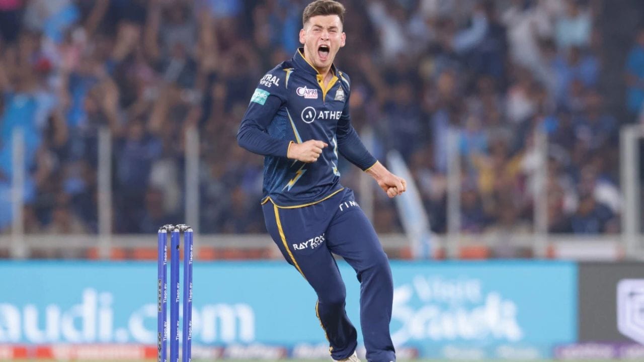 નૂર અહેમદ ગુજરાત ટાઈટન્સનો સૌથી યુવા ખેલાડી હતો, તેણે 18 વર્ષ, 103 દિવસની ઉંમરે ફ્રેન્ચાઈઝી માટે પોતાની પહેલી IPL મેચ રમી હતી.