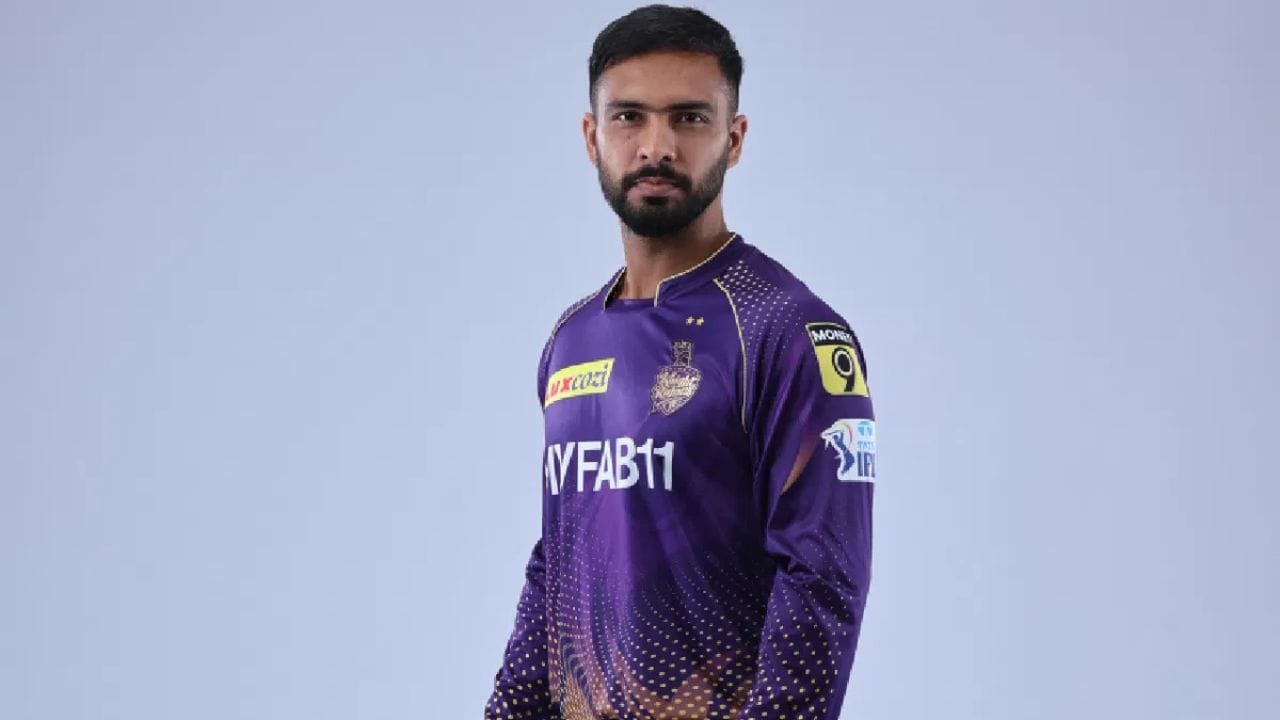 KKR માટે સૌથી નાની ઉંમરનો ખેલાડી મનદીપ સિંહ હતો, તેણે 18 વર્ષ અને 94 દિવસની ઉંમરે લીગમાં પ્રવેશ કર્યો હતો.