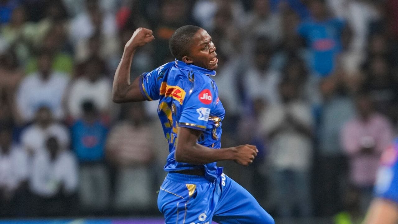 મુંબઈ ઈન્ડિયન્સ માટે સૌથી નાની ઉંમરનો ખેલાડી ક્વેના મ્ફાકા હતો, દક્ષિણ આફ્રિકાના ખેલાડીએ 17 વર્ષ અને 278 દિવસની ઉંમરે IPLમાં ડેબ્યૂ કર્યું હતું.