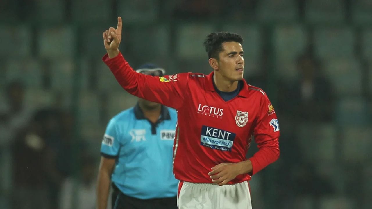 પંજાબ કિંગ્સનો સૌથી યુવા ખેલાડી અફઘાનિસ્તાનના મુજીબ ઉર રહેમાન હતો, જેણે 17 વર્ષ અને 11 દિવસની ઉંમરે IPLમાં ડેબ્યૂ કર્યું હતું.