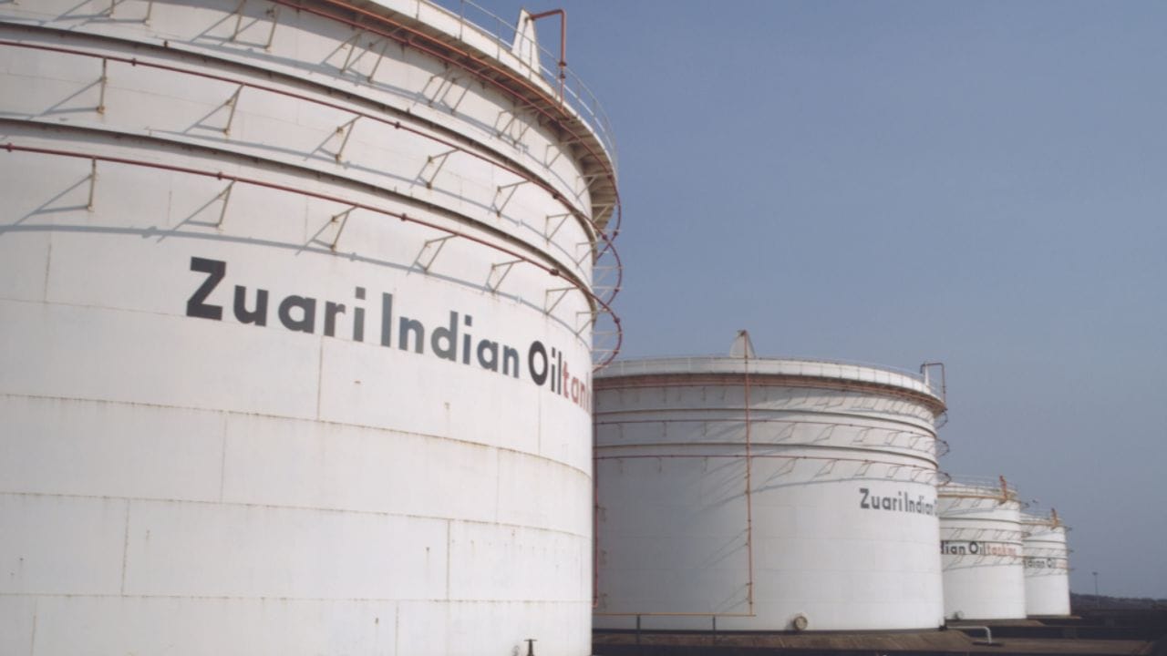 ઝુઆરી એગ્રોના શેરની વાત કરીએ તો, ગુરુવારે તે રૂ. 210.75 પર બંધ થયો હતો. ટ્રેડિંગ દરમિયાન, શેરનો ભાવ રૂ. 213.80 પર પહોંચી ગયો હતો. શેરનો ૫૨ અઠવાડિયાનો ઉચ્ચતમ ભાવ રૂ. 349.65 છે. તેનો ૫૨ અઠવાડિયાનો નીચો ભાવ રૂ. 166.40 છે. ઓગસ્ટ 2025માં આ શેર તેની ૫૨ અઠવાડિયાની ઉચ્ચતમ સપાટીને સ્પર્શ્યો હતો. (ફોટો ક્રેડિટ-સોશિયલ મીડિયા)