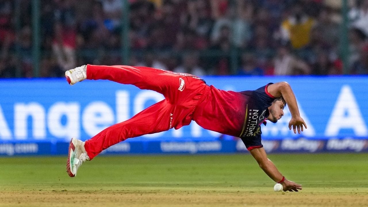 આઈપીએલ હંમેશા યુવાઓ માટે પોતાની પ્રતિભા દેખાડવાનું સૌથી મોટું મંચ રહ્યું છે. કેટલીક વખત ખેલાડીઓ પોતાની ઓળખ બનાવવા માટે લાંબી રાહ તેમજ યોગ્ય ટીમના વિશ્વાસની જરુર હોય છે.આઈપીએલ 2026માં રોયલ ચેલેન્જર્સ બેંગ્લુરુ માટે રમી રહેલા રસિખ સલામ ડારની સ્ટોરી પણ કાંઈક આવી છે.