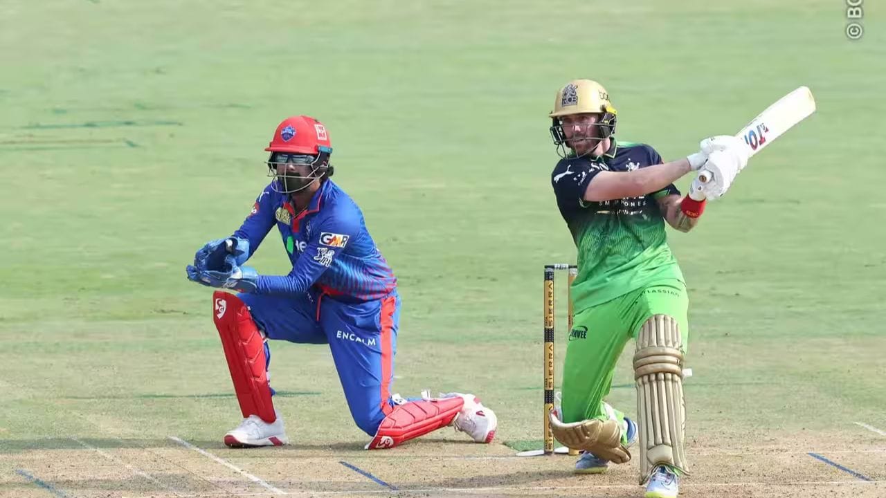 ડિફેન્ડિંગ ચેમ્પિયન તરીકે RCB એ આ સીઝનમાં શાનદાર શરૂઆત કરી હતી. Rajat Patidarની કેપ્ટનશીપ હેઠળ ટીમની બેટિંગ લાઇન-અપ સૌથી મજબૂત માનવામાં આવી રહી હતી. પરંતુ Delhi Capitals સામે રમાયેલી આ મેચમાં તેમની બેટિંગ પહેલીવાર દબાણમાં દેખાઈ.