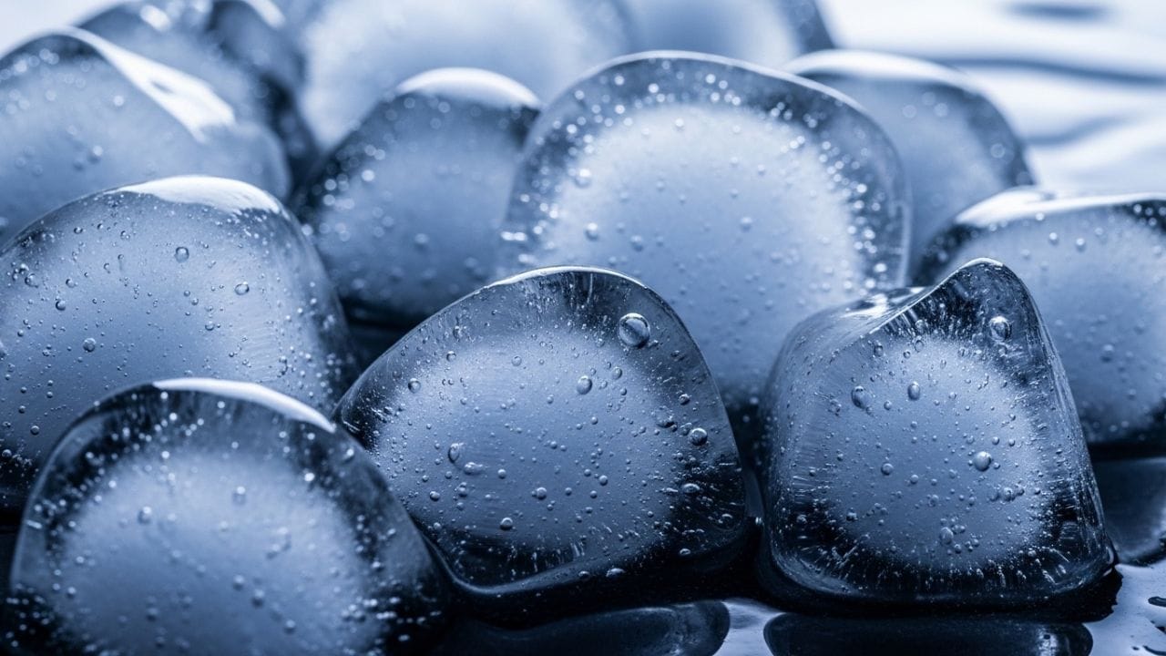 કાળઝાળ ગરમીમાં ચહેરા પર સોજો અને પિમ્પલ્સની સમસ્યા વધી શકે છે. આઈસ ક્યુબથી તમને બળતરા અને સોજામાં રાહત મળી શકે છે.