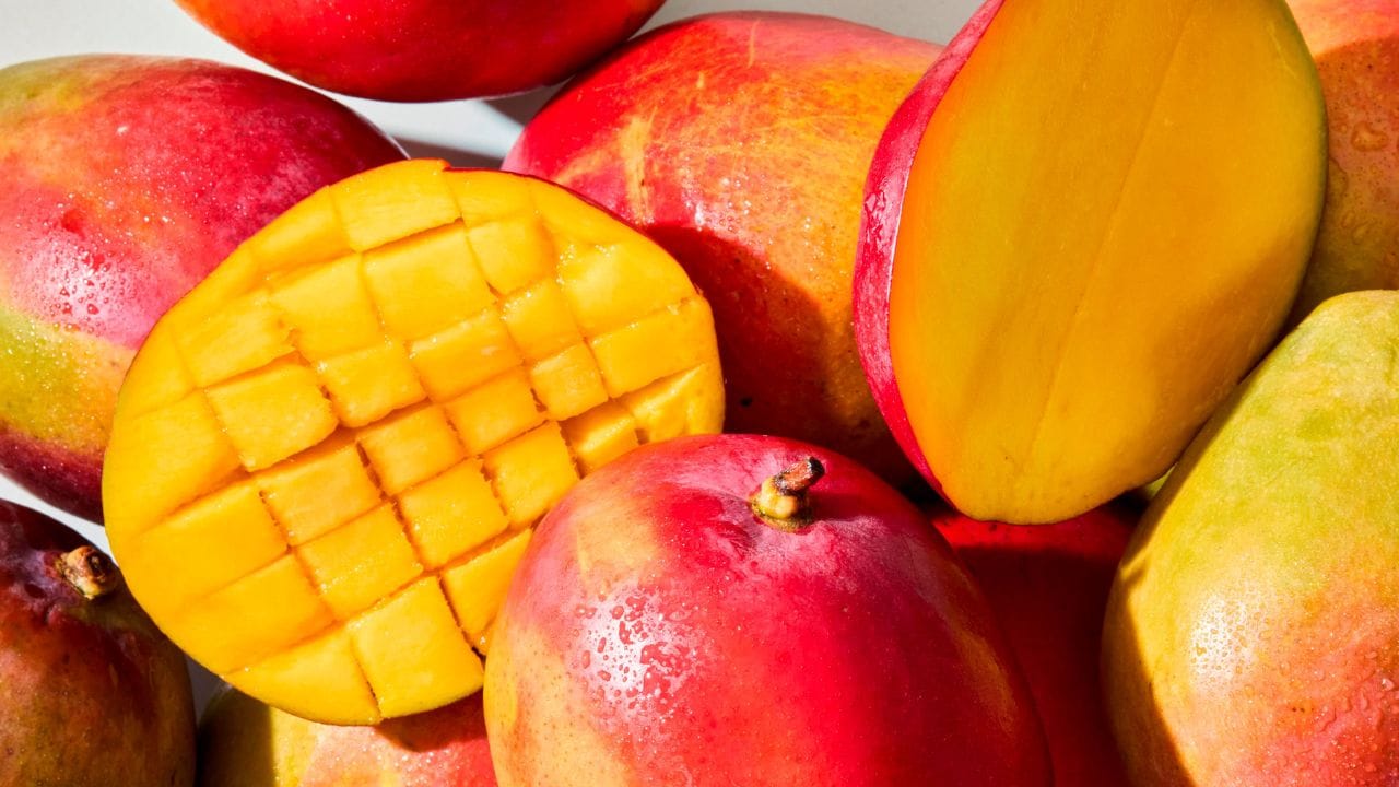 લંગડા કેરી વારાણસીની એક પ્રખ્યાત કેરી છે. તેનો રંગ આછો લીલો હોય છે પરંતુ તેનો સ્વાદ પણ અલગ અને મીઠો હોય છે. તેની સુગંધ અને અનોખો સ્વાદ તેને આંતરરાષ્ટ્રીય બજારમાં અનોખો બનાવે છે.
