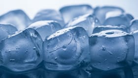 કાળઝાળ ગરમીમાં ચહેરા પર આઈસ ક્યુબ લગાવવાથી મળશે આ 7 ફાયદા