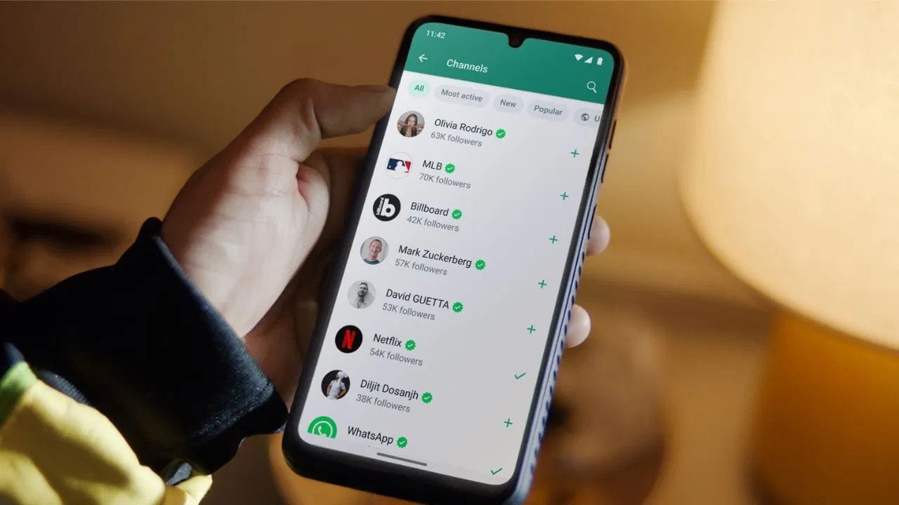 નંબર શેર કર્યા વગર ચેટિંગ: યુઝરનેમ ફીચર: વોટ્સએપ માત્ર ચેટ ફિલ્ટર જ નહીં, પણ પ્રાઇવસી માટે 'યુઝરનેમ' ફીચર પણ લાવી રહ્યું છે. આનો અર્થ એ કે તમારે કોઈ અજાણી વ્યક્તિ સાથે વાત કરવા માટે પોતાનો ફોન નંબર શેર કરવાની જરૂર નહીં પડે. માત્ર યુઝરનેમ આપીને પણ સંપર્ક કરી શકાશે. ટેલિગ્રામ જેવી જ આ સુવિધા યુઝર્સની સુરક્ષામાં વધારો કરશે.