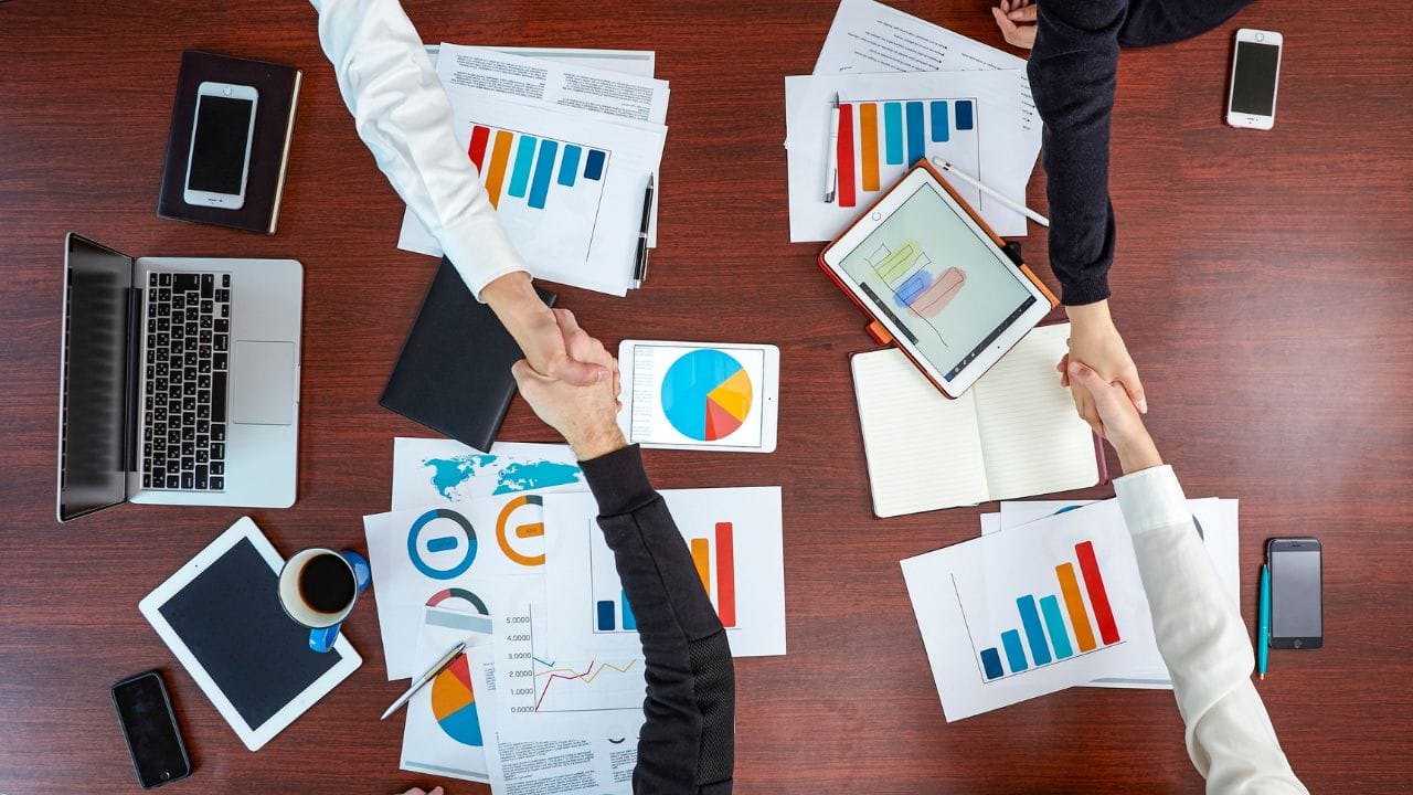 આ સ્તરે મળતી ટેક્સ રિબેટને કારણે તમારો ટેક્સ લગભગ શૂન્ય થઈ શકે છે. જ્યારે કાર લીઝ વગર ટેક્સેબલ ઇન્કમ લગભગ ₹15.59 લાખ રહે છે અને તમને લગભગ ₹1.18 લાખ ટેક્સ ચૂકવવો પડી શકે છે. (Image Credit Source: Social Media)