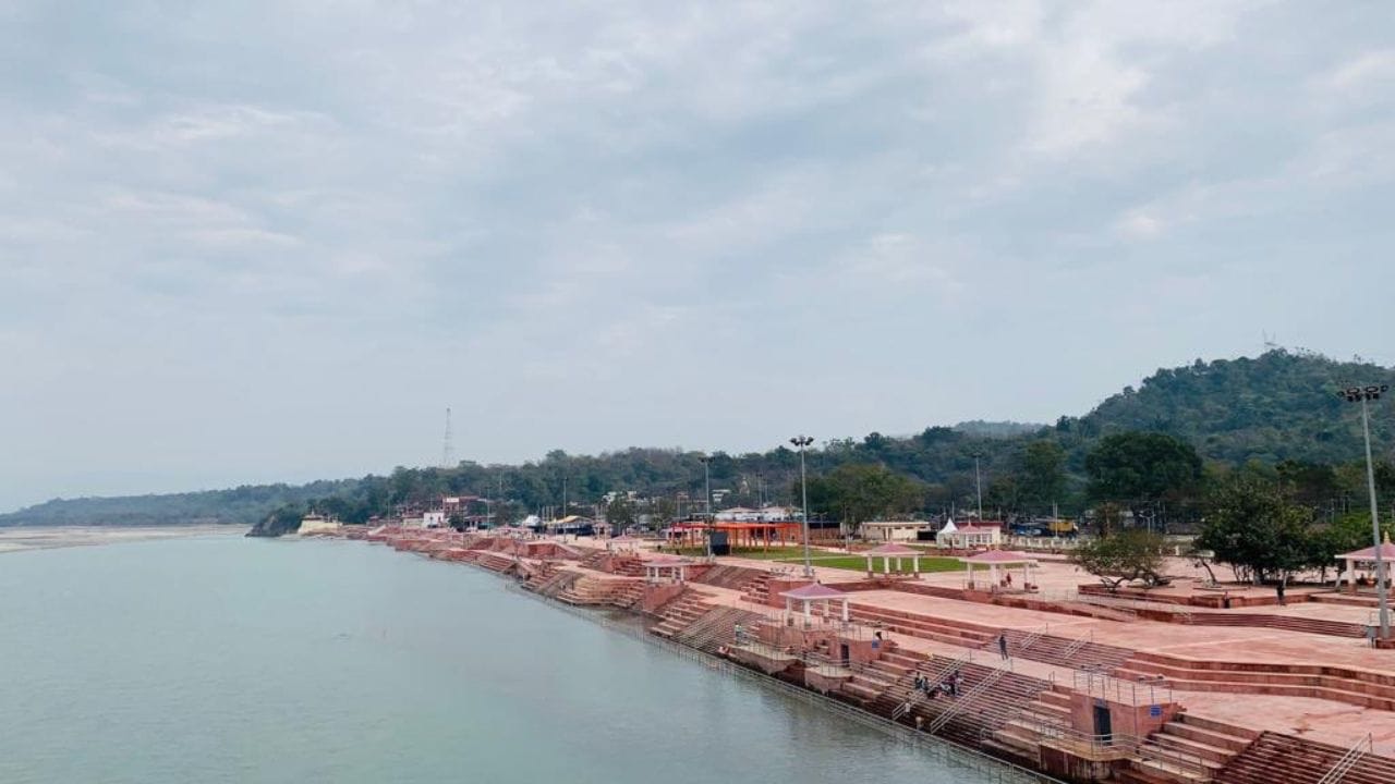 રિવરફ્રન્ટ્સ એ માત્ર સિમેન્ટ અને પથ્થરનું બાંધકામ નથી, પરંતુ તે ભારતીય શહેરોમાં આવી રહેલા માનસિક પરિવર્તનનું પ્રતીક છે. આપણે નદીઓને માત્ર પૂજવાને બદલે હવે તેને ગંદકીથી મુક્ત કરી, તેને સાચા અર્થમાં લોકોના જીવન સાથે ફરીથી જોડી રહ્યા છીએ. આ પ્રોજેક્ટ્સ દ્વારા ભારતીય શહેરો હવે વૈશ્વિક કક્ષાની લાઈફસ્ટાઈલ અને પર્યાવરણ સંતુલન તરફ મક્કમ ડગ માંડી રહ્યા છે. (Image Credit Source: Social Media)