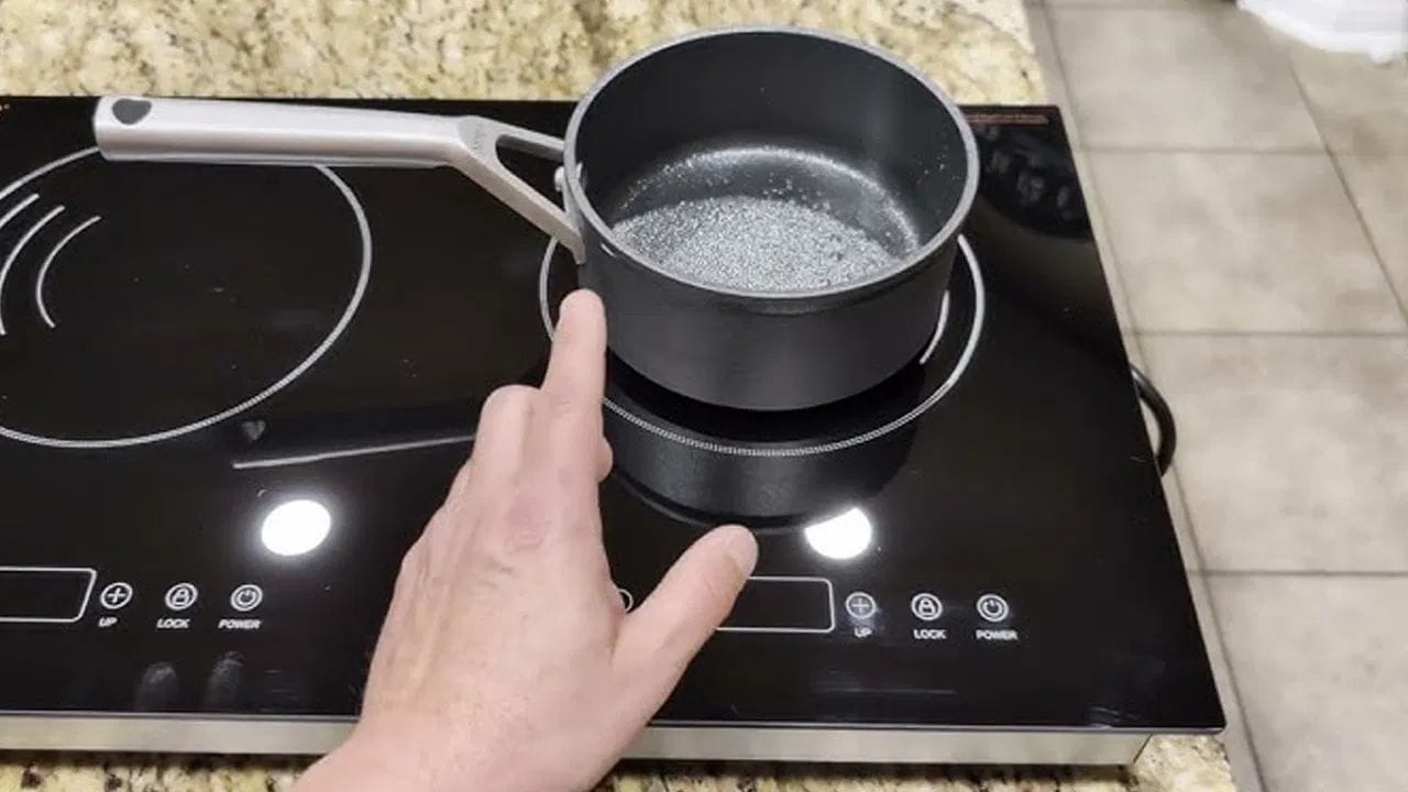 યાદ રાખો આ મહત્વની વાત: જો તમે ઇન્ડક્શન પર રસોઈ કરતા હોવ, તો હંમેશા પ્રયાસ કરો કે વાસણ બરાબર આ ગોળ કુંડાળાની વચ્ચે જ હોય અને તેનું કદ પણ ઘેરા મુજબ હોય. આમ કરવાથી તમારું ઇન્ડક્શન લાંબો સમય ચાલશે અને તમારા ખિસ્સા પર પણ ભાર નહીં પડે. તો હવે પછી જ્યારે તમે રસોઈ કરવા ઊભા રહો, ત્યારે આ 'મેજિક સર્કલ'નું ખાસ ધ્યાન રાખજો!