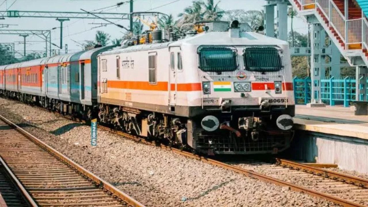 પૈસા અને સમય બંનેની બચત: IRCTC iPay સિસ્ટમ દ્વારા આ સુવિધા કાર્યરત છે. ઘણીવાર ખાતામાંથી પૈસા કપાઈ જાય અને ટિકિટ ન બને ત્યારે રિફંડ માટે દિવસો સુધી રાહ જોવી પડતી હતી. હવે આ નવી સિસ્ટમમાં તમારો વ્યવહાર વધુ સુરક્ષિત અને ઝડપી બનશે. UPI, નેટ બેંકિંગ કે કાર્ડ - કોઈ પણ મોડમાં જો ટ્રાન્ઝેક્શન અટકશે, તો 'રીઝ્યુમ' બટન તમારો રસ્તો સાફ કરી દેશે.