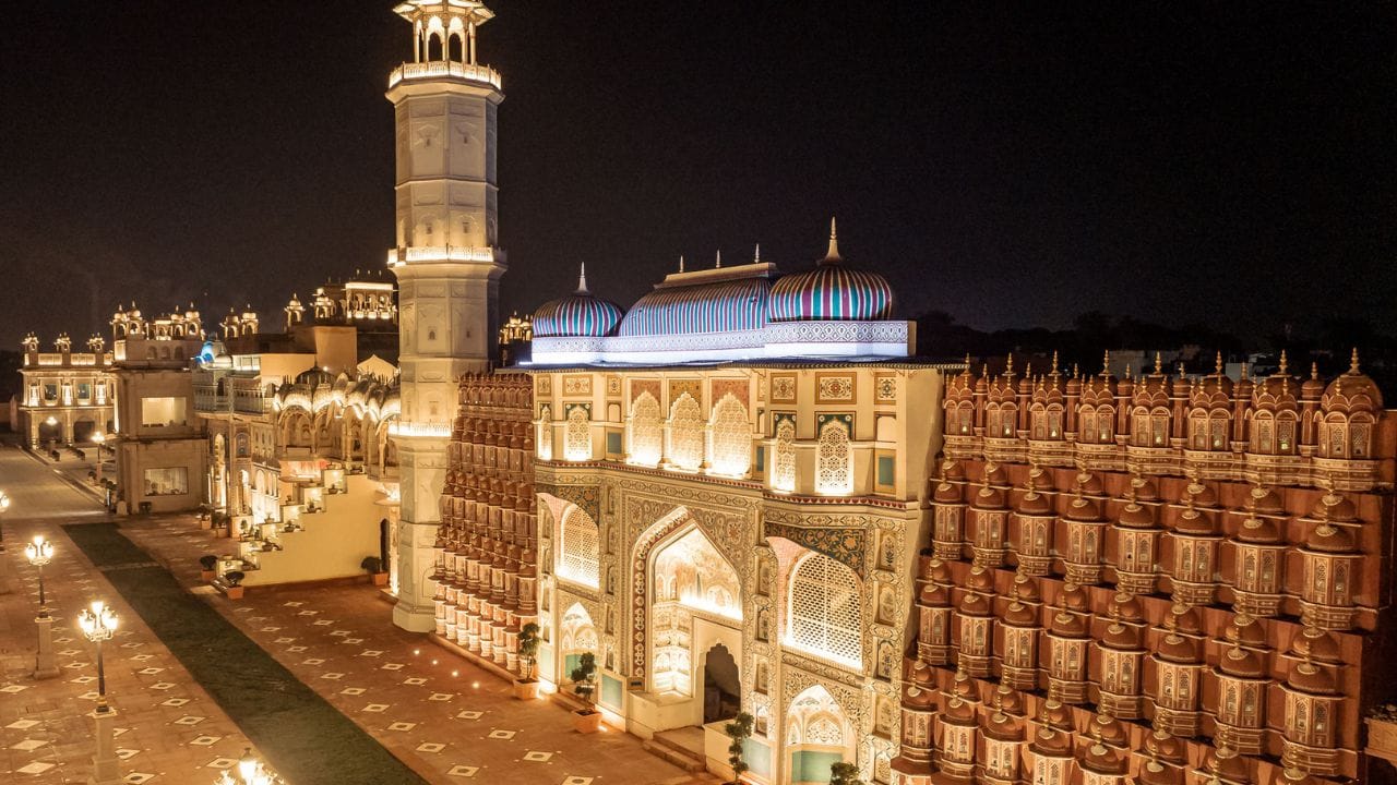 લગભગ 6 કિલોમીટર વિસ્તારમાં ફેલાયેલો આ રિવરફ્રન્ટ બન્ને કિનારાઓ પર સુંદર રીતે ડિઝાઇન કરવામાં આવ્યો છે. આ પ્રોજેક્ટમાં અનેક થીમ આધારિત ઘાટો બનાવવામાં આવ્યા છે, જે અલગ-અલગ સંસ્કૃતિ અને ઇતિહાસને દર્શાવે છે. અહીં વિશાળ મૂર્તિઓ, આર્ટ વર્ક, બગીચા, ફુવારા અને રાત્રે સુંદર લાઇટિંગ જેવા આકર્ષણો ઉમેરવામાં આવી છે, જે રિવરફ્રન્ટને વધુ આકર્ષક બનાવે છે. ચંબલ નદી સાથે જોડાયેલી ધાર્મિક અને સાંસ્કૃતિક મહત્વને પણ ધ્યાનમાં રાખીને કેટલાક ઘાટોનું નિર્માણ કરવામાં આવ્યું છે. (Image Credit Source: Social Media)
