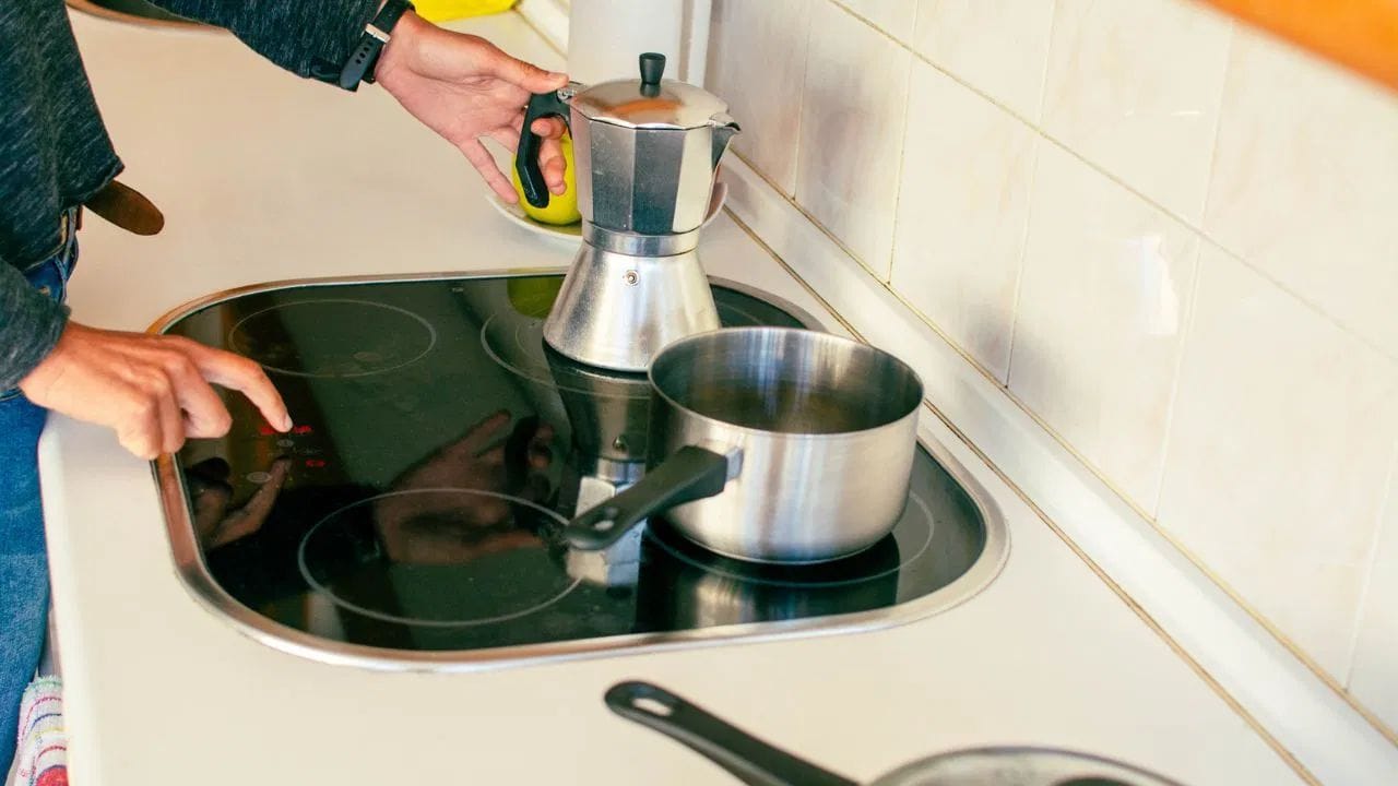 આજના સમયમાં જ્યારે LPG ગેસના ભાવ આસમાને છે અને અછત જેવી સ્થિતિ સર્જાય છે, ત્યારે મોટાભાગના ઘરોમાં ઇન્ડક્શન ચુલાનો વપરાશ વધ્યો છે. પરંતુ શું તમે ક્યારેય વિચાર્યું છે કે દરેક ઇન્ડક્શન ચુલાની ઉપર એક ચોક્કસ 'ગોળ કુંડાળું' કેમ બનાવવામાં આવે છે? મોટાભાગના લોકો તેને માત્ર વાસણ રાખવાની જગ્યા કે શો-પીસ માને છે, પરંતુ હકીકતમાં તે ઇન્ડક્શનની કામગીરીનું હૃદય છે.