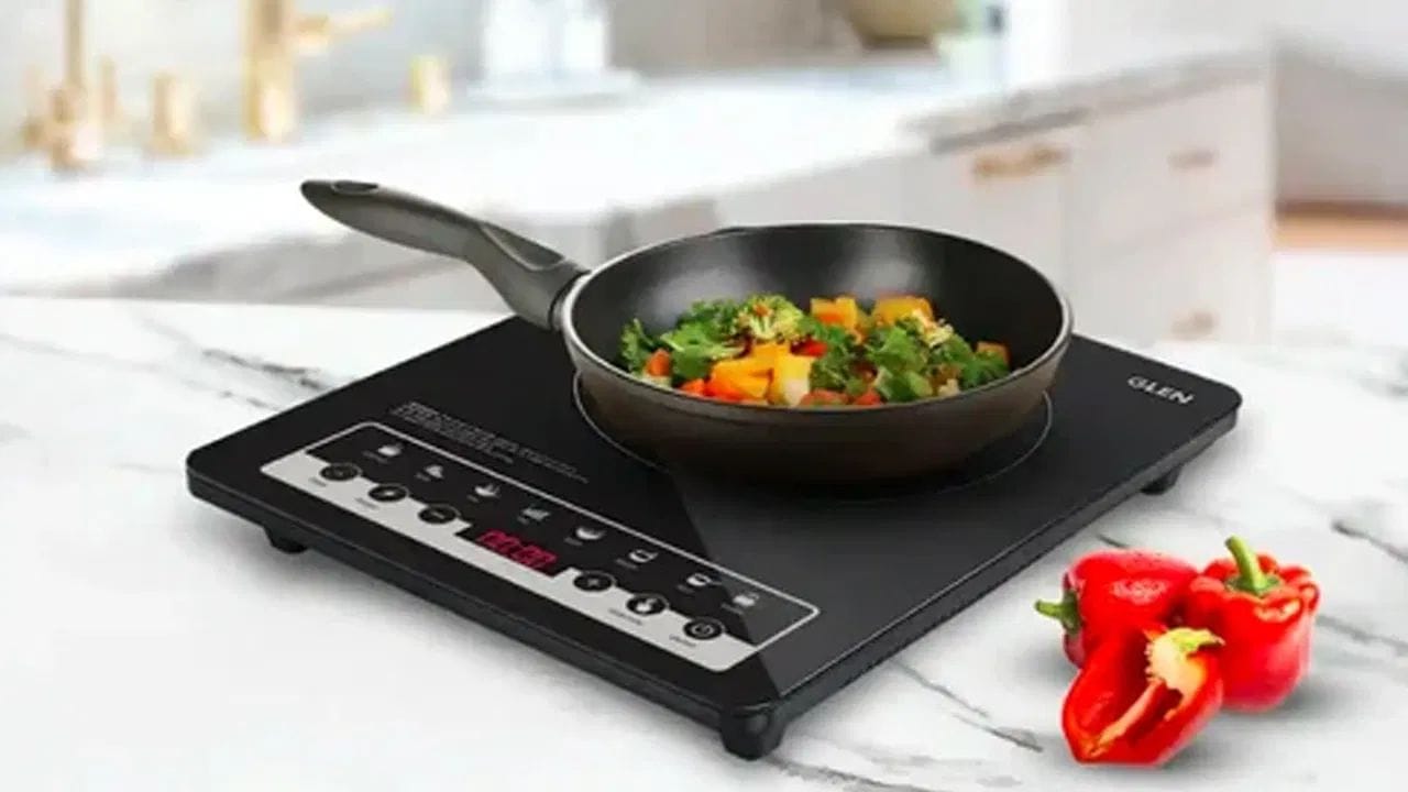 વીજળીનું બિલ ઘટાડવાનું 'સિક્રેટ': જો તમે આ ગોળ ઘેરાના કદ મુજબનું જ વાસણ વાપરો છો, તો લગભગ 90% ઉર્જા સીધી વાસણને ગરમ કરવામાં વપરાય છે. પરંતુ જો વાસણ આ ઘેરા કરતા ઘણું મોટું કે ઘણું નાનું હોય, તો ઇન્ડક્શન મશીનને વાસણ સેન્સ કરવા માટે વધારે તાકાત લગાવવી પડે છે. પરિણામે: રસોઈમાં વિલંબ: ખોરાક ચઢતા વાર લાગે છે. વધારે બિલ: વીજળીનો વપરાશ વધવાથી મહિને બિલમાં મોટો વધારો જોવા મળે છે. ટૂંકું આયુષ્ય: મશીન પર ભાર વધવાથી ઇન્ડક્શન વહેલું બગડી શકે છે.