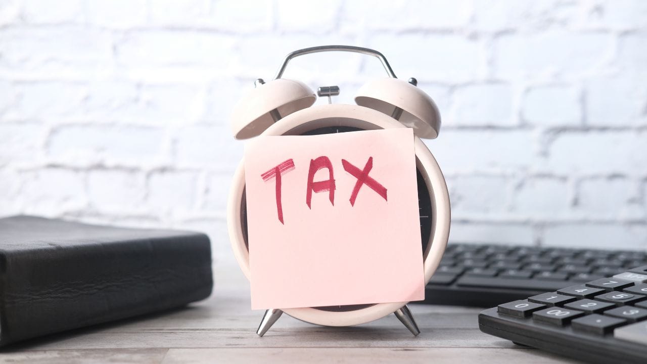 સૌથી મોટી શીખ શું? નવી ટેક્સ રેજીમમાં હવે છેલ્લી ઘડીએ રોકાણ કરીને ટેક્સ બચાવવાનો સમય ગયો. હવે યોગ્ય સેલરી સ્ટ્રક્ચર બનાવવું વધુ મહત્વપૂર્ણ બની ગયું છે. (Image Credit Source: Social Media)