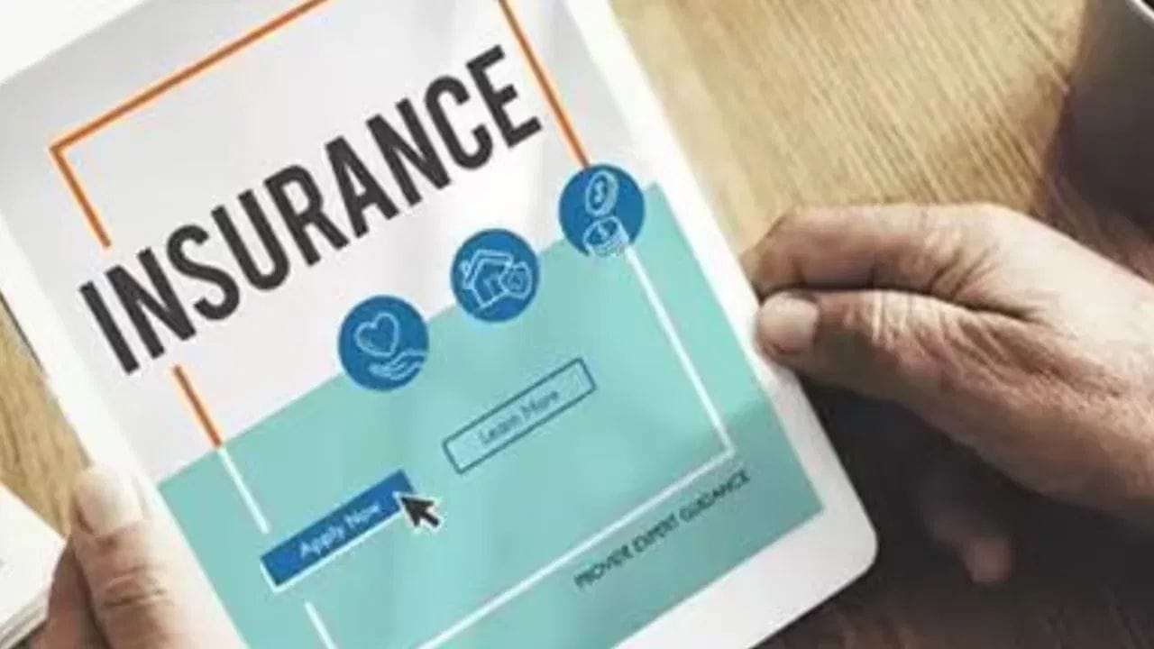 ગ્રાહકોને શું થશે ફાયદો? : વીમા નિષ્ણાતોનું માનવું છે કે IRDAI ના આ કડક વલણથી ડિજિટલ મિસ-સેલિંગ (ખોટી રીતે વીમો વેચવો) પર મોટી રોક લાગશે. ગ્રાહકો હવે પોલિસીની શરતોને વધુ સ્પષ્ટ રીતે સમજી શકશે. પોલિસી ખરીદ્યા પછી છેતરાયા હોવાની લાગણી અનુભવતા લોકોની સંખ્યા ઘટશે. વીમા કંપનીઓએ હવે એક મહિનાની અંદર આ ડાર્ક પેટર્ન્સ હટાવવા માટેનો પોતાનો એક્શન પ્લાન સરકારને સોંપવો પડશે.