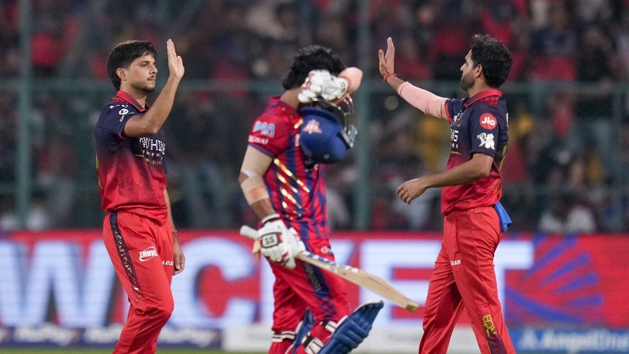 26 વર્ષના આ બોલરે સાબિત કરી દીધું કે, જો તમારી પાસે હુનર હોય અને સાથ મળે તો પરિણામ એક દિવસ જરુર મળે છે. જમ્મુ-કાશ્મીર માટે ઘરેલું ક્રિકેટ રમનાર બોલર રસિખ સલામની આઈપીએલમાં સફળ ખુબ ઉતાર-ચઢાવ ભરી રહી છે.