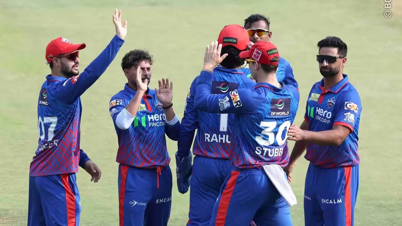 18 એપ્રિલે M. Chinnaswamy Stadium ખાતે રમાયેલી આ મેચમાં RCB એ પહેલા બેટિંગ પસંદ કરી. શરૂઆતમાં Virat Kohli અને Phil Saltએ ફરી એકવાર ઝડપી અને આત્મવિશ્વાસભરી શરૂઆત આપી. બંનેએ ટીમને મજબૂત પોઝિશનમાં પહોંચાડી અને મોટો સ્કોર થવાની આશા જગાવી.