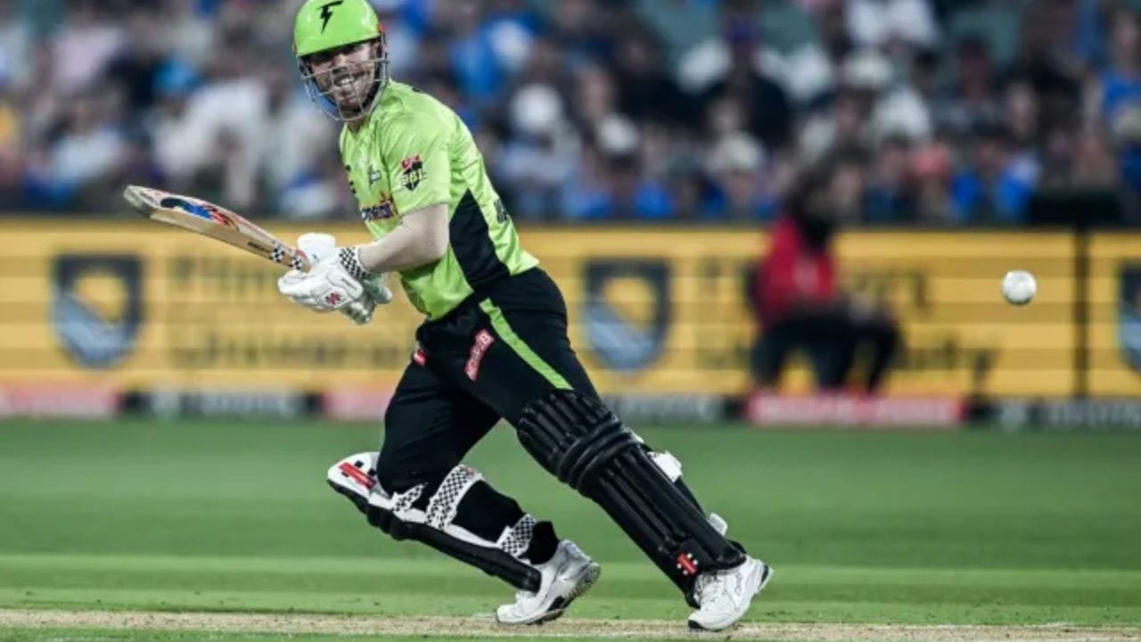 વહેલી સવારે પોલીસને જોઈને વોર્નરે શું કર્યું?: રિપોર્ટ્સ મુજબ, આ ઘટના વહેલી સવારે 5:30 વાગ્યાની છે. સિડનીના મારુબ્રા પોલીસ સ્ટેશન પાસે રૂટિન ચેકિંગ ચાલી રહ્યું હતું. આ દરમિયાન એક વહેન પોલીસને જોઈને થોડે દૂર પાર્ક થઈ ગઈ હતી. શંકા જતાં જ્યારે હાઈવે પેટ્રોલિંગ ઓફિસરોએ તપાસ કરી તો અંદર 39 વર્ષીય ડેવિડ વોર્નર હતા. રૅન્ડમ બ્રેથ ટેસ્ટમાં બહાર આવ્યું કે વોર્નરે નક્કી કરેલી મર્યાદા કરતા બમણો નશો કર્યો હતો.