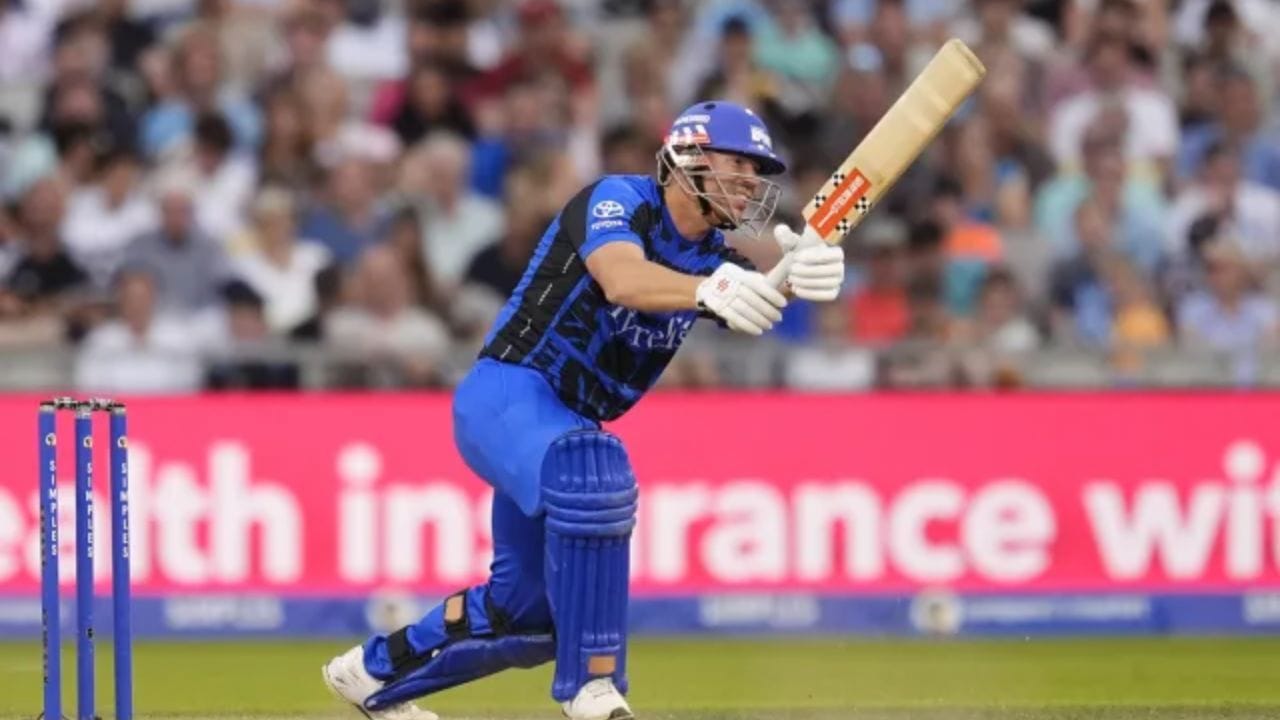 કાયદાકીય ગૂંચવણ: લિમિટ કરતા 2 ગણો નશો!: તપાસમાં વોર્નરના લોહીમાં આલ્કોહોલનું પ્રમાણ 0.104 નોંધાયું હતું, જે ઓસ્ટ્રેલિયાની કાયદાકીય મર્યાદા કરતા બે ગણાથી પણ વધુ છે. પોલીસે તુરંત તેમની ધરપકડ કરી મારુબ્રા પોલીસ સ્ટેશન લઈ ગઈ હતી. જોકે, ઓસ્ટ્રેલિયન કાયદા મુજબ આવા કિસ્સામાં પાસપોર્ટ જપ્ત કરવાની જરૂર પડતી નથી, તેથી વોર્નર અત્યારે દેશ છોડીને જવા માટે સ્વતંત્ર છે.