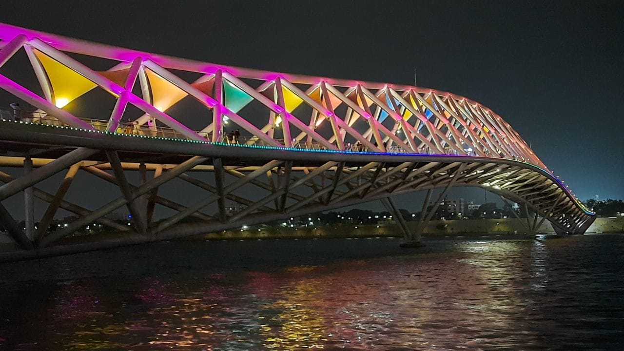 અહીંના અત્યંત પહોળા પ્રોમેનેડ્સ (ચાલવા માટેના રસ્તા), સુનિયોજિત ગાર્ડન્સ અને આધુનિક એન્જિનિયરિંગનો ઉત્તમ નમૂનો ગણાતો આઈકોનિક 'અટલ બ્રિજ' તેને વૈશ્વિક સ્તરે માન્યતા અપાવે છે. આ પ્રોજેક્ટની અભૂતપૂર્વ સફળતાને જોતા હવે ફેઝ-૨ (Phase 2) નું કન્સ્ટ્રક્શન પણ પૂરજોશમાં શરૂ કરી દેવામાં આવ્યું છે.સાબરમતી રિવરફ્રન્ટના પ્રોમેનેડ્સ અને અટલ બ્રિજની ભવ્યતા જોતા લાગે છે કે, વાસ્તવમાં આ પ્રોજેક્ટ વર્લ્ડ ક્લાસ છે. (Image Credit Source: Social Media)