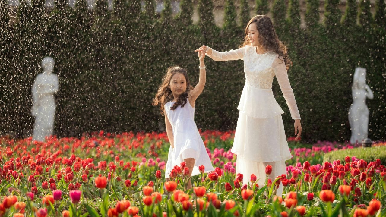 સુકન્યા સમૃદ્ધિ યોજના: આ યોજના દીકરીના ભવિષ્યને આર્થિક રીતે સુરક્ષિત બનાવવા માટે સૌથી લોકપ્રિય યોજનાઓમાંની એક છે. તેમાં માતા-પિતા દીકરીના નામે ખાતું ખોલીને નિયમિત બચત કરી શકે છે. સમય પૂર્ણ થયા પછી મોટી રકમ મળે છે, જેનો ઉપયોગ અભ્યાસ અથવા લગ્ન માટે થઈ શકે છે. આ યોજનામાં કર છૂટ અને આકર્ષક વ્યાજદરનો પણ લાભ મળે છે. (Image Credit Source: Social Media)