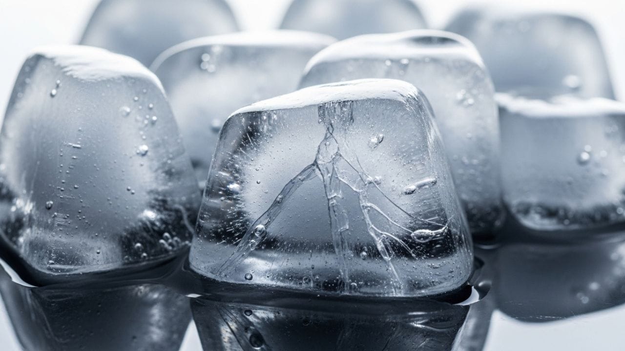 નિષ્ણાતોના મતે, આઈસ ક્યુબને ચેહરા પર લગાવવાથી ત્વચાની ચમક વધે છે. જો તમે આઈસ ક્યુબનો વપરાશ રોજ કરતા હોય તો તે તમારી ત્વચાને મજબૂત બનાવે છે.