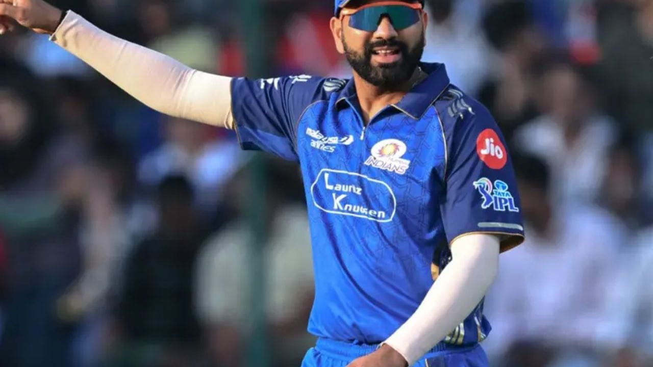 ધોનીએ ચેન્નાઈ સુપર કિંગ્સ (CSK) વતી રમતી વખતે 4,865 રન બનાવ્યા છે. જ્યારે, સુરેશ રૈનાએ CSK વતી 4,687 રન બનાવ્યા છે.