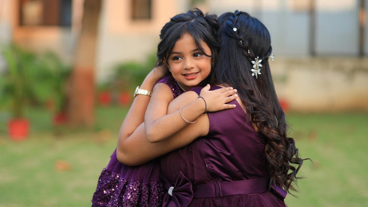 ભારતમાં દીકરીઓને સશક્ત બનાવવા માટે કેન્દ્ર અને રાજ્ય સરકારો દ્વારા અનેક યોજનાઓ ચલાવવામાં આવી રહી છે. આ યોજનાઓનો મુખ્ય હેતુ માત્ર આર્થિક મદદ પૂરતો નથી, પરંતુ શિક્ષણ, સુરક્ષા અને સામાજિક સન્માનને પણ પ્રોત્સાહન આપવાનો છે. ખાસ કરીને ગ્રામ્ય અને મધ્યમ વર્ગના પરિવારો માટે આ યોજનાઓ ખૂબ જ ઉપયોગી સાબિત થઈ રહી છે. (Image Credit Source: Social Media)