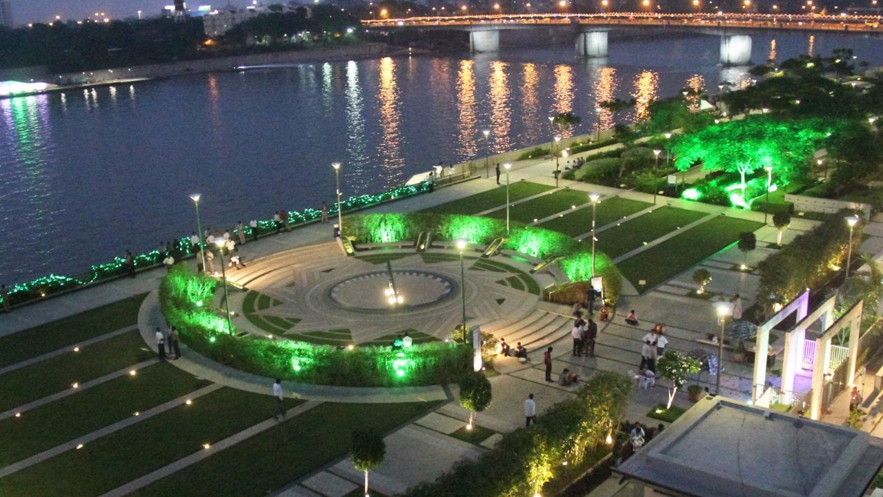 પરંતુ, આજે સમય બદલાયો છે. હવે ભારતના શહેરોમાં એક નવો 'સ્ટેટસ સિમ્બોલ' અને અનિવાર્ય જરૂરિયાત ઉભરી આવી છે, અને તે છે 'રિવરફ્રન્ટ'. મૉલ્સ એ ખાનગી અને બંધિયાર જગ્યાઓ છે, જ્યારે રિવરફ્રન્ટ્સ એ જાહેર સ્થાન છે જે શહેરને શ્વાસ લેવાની જગ્યા આપે છે. આજે દરેક શહેર નદી કિનારે પોતાનું એક નયનરમ્ય વિશ્વ વસાવવા માટે આતુર છે. ચાલો  અર્બન ડેવલપમેન્ટની નજરે સમજીએ કે શા માટે રિવરફ્રન્ટ અત્યારે ભારતીય ઇન્ફ્રાસ્ટ્રક્ચરનો સૌથી મોટો અને લેટેસ્ટ ટ્રેન્ડ બની રહ્યો છે. (Image Credit Source: Social Media)