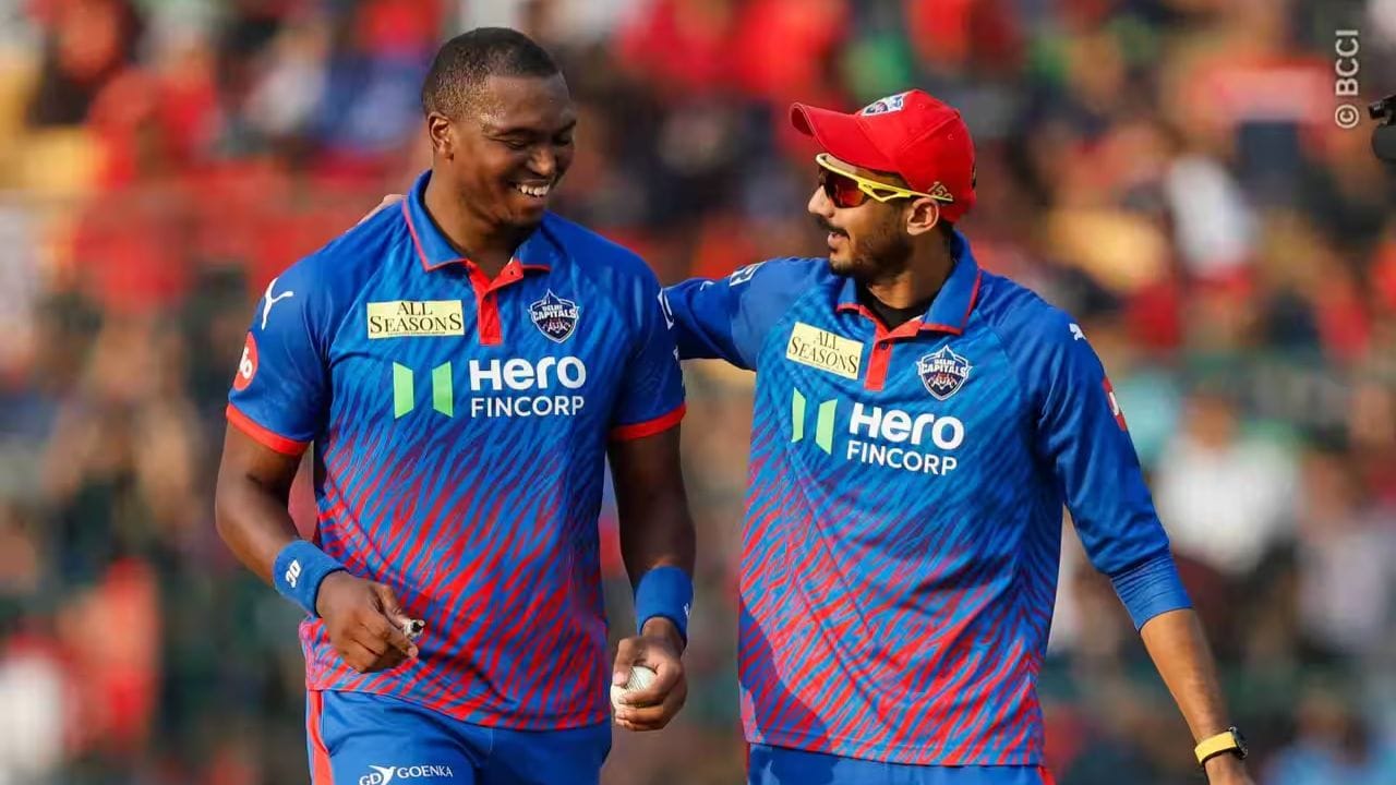 આ મેચમાં Phil Salt એકમાત્ર બેટ્સમેન હતો જેણે અસરકારક પ્રદર્શન કર્યું. તેણે 38 બોલમાં 63 રનની ઝડપી અડધી સદી ફટકારી. બીજી તરફ Virat Kohliએ 19 રન બનાવ્યા, જ્યારે પાટીદાર (8), પડિકલ (18) અને ડેવિડ (26) પોતાની શરૂઆતને મોટી ઇનિંગમાં બદલી શક્યા નહોતા. આ રીતે, એક મજબૂત શરૂઆત હોવા છતાં, મધ્ય અને અંતિમ ઓવરોમાં થયેલી નિષ્ફળતા RCB માટે ભારે પડી અને ટીમને મહત્વપૂર્ણ મેચમાં પાછળ ધકેલી ગઈ.(All Image - BCCI)