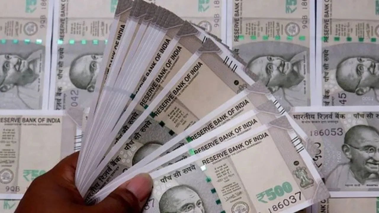 તમે જે 500 રૂપિયાની નોટ માટે આખો દિવસ પરસેવો પાડો છો, તેને તૈયાર કરવાનો ખર્ચ જાણીને તમને આંચકો લાગશે. રિઝર્વ બેંકના સત્તાવાર ડેટા મુજબ, એક 500ની નોટ છાપવા માટે સરકારને માત્ર ₹2.29 નો જ ખર્ચ થાય છે. એટલે કે, નોટની કિંમત કરતા તેનું ઉત્પાદન સેંકડો ગણું સસ્તું છે!