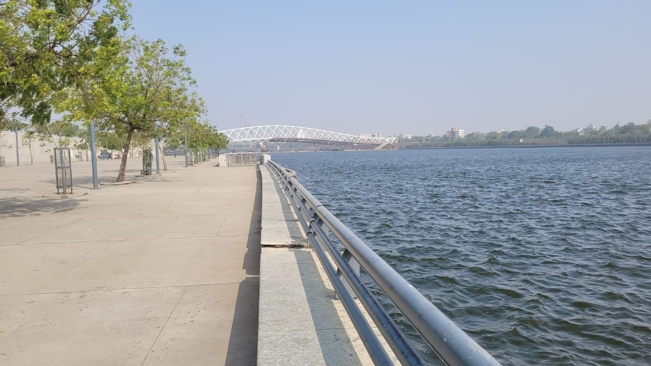 સાબરમતી રિવરફ્રન્ટ, ગ્લોબલ સ્ટાન્ડર્ડ અને અમદાવાદની શાન તરીકે ઓળખાય છે. જ્યારે પણ ભારતમાં રિવરફ્રન્ટના મોડેલની વાત થાય, ત્યારે અમદાવાદનો સાબરમતી રિવરફ્રન્ટ હંમેશા મોખરે રહે છે. આ પ્રોજેક્ટ સાબિત કરે છે કે જો દ્રષ્ટિ હોય તો ભારતીય શહેરો પણ વિદેશી શહેરો જેવા જ ભવ્ય બની શકે છે. (Image Credit Source: Social Media)