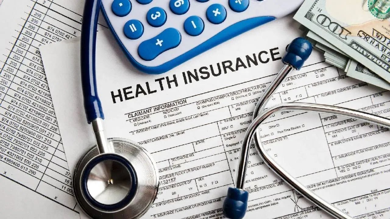 શું છે આ 'ડાર્ક પેટર્ન' નું રહસ્ય?: તમે ઘણીવાર જોયું હશે કે વીમો ખરીદતી વખતે કેટલીક એવી ડિઝાઇન કે લિંક્સ હોય છે જે તમને એવી વસ્તુઓ ખરીદવા મજબૂર કરે છે જેની તમારે જરૂર જ નથી. આને ટેકનિકલ ભાષામાં 'ડાર્ક પેટર્ન' કહેવામાં આવે છે. IRDAI એ તમામ વીમા કંપનીઓ અને એગ્રિગેટર્સને આદેશ આપ્યો છે કે તેઓ આગામી 15 દિવસમાં આવી તમામ ટ્રિક્સની ઓળખ કરે અને તેને પોતાના પ્લેટફોર્મ પરથી હટાવી દે.