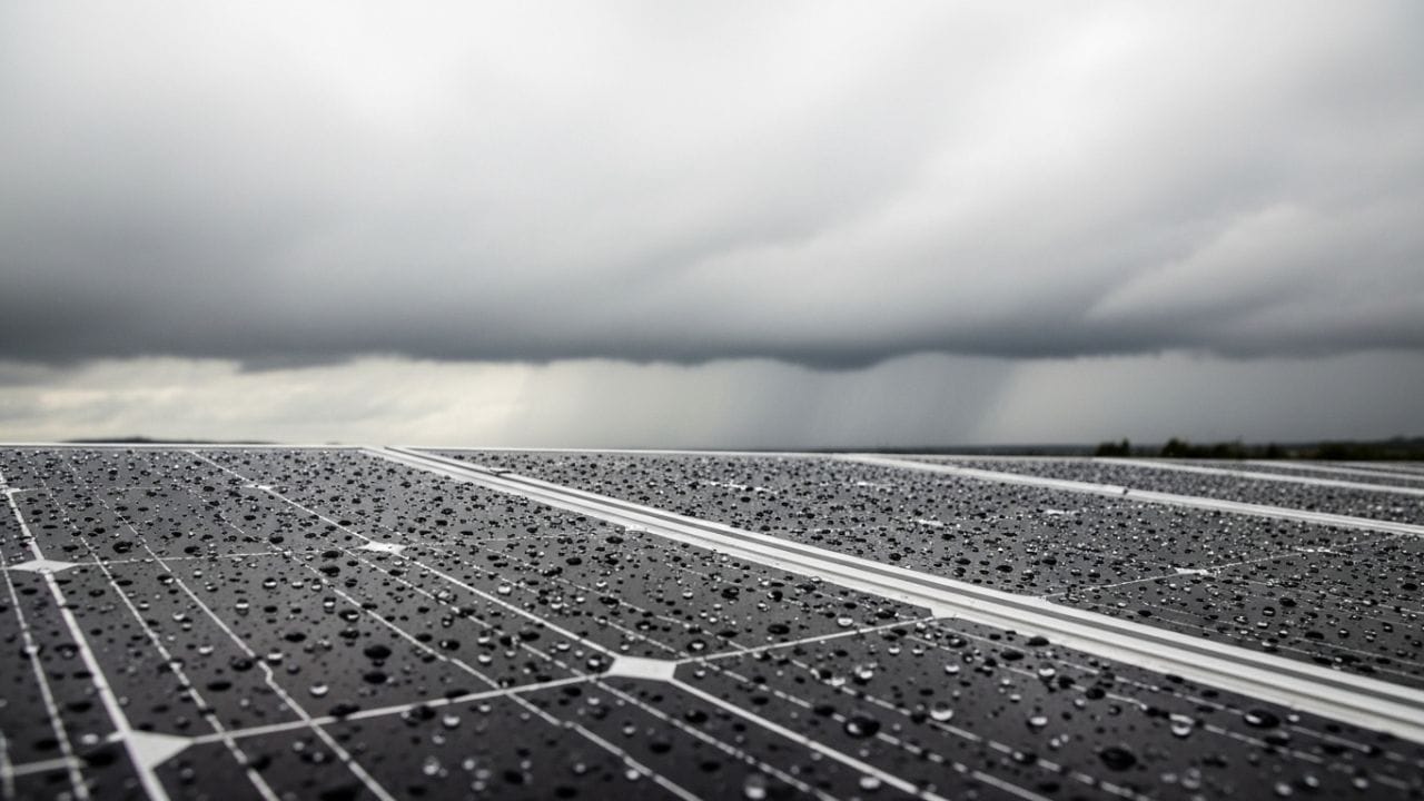 આ પેનલમાં વપરાતું 'હેલાઈડ પેરોવસ્કાઈટ' મટીરીયલ સામાન્ય સિલિકોન પેનલ કરતા વધુ ઝડપથી અને વધુ માત્રામાં સૂર્યપ્રકાશ શોષી શકે છે.