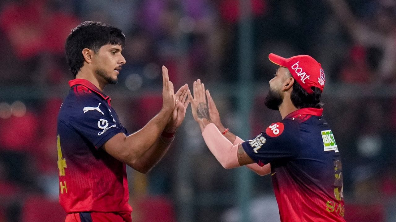 લખનૌ સામેના તેના સ્પેલમાં 24 બોલમાંથી, તેણે લગભગ 10 બોલ ધીમી ગતિએ ફેંક્યા, જેણે બેટ્સમેનોને ચોંકાવી દીધા હતા.સીઝનની આગામી મેચમાં પણ બધાની નજર જમ્મુ કાશ્મીર એક્સપ્રેસ પર રહેશે. (all photo : PTI)