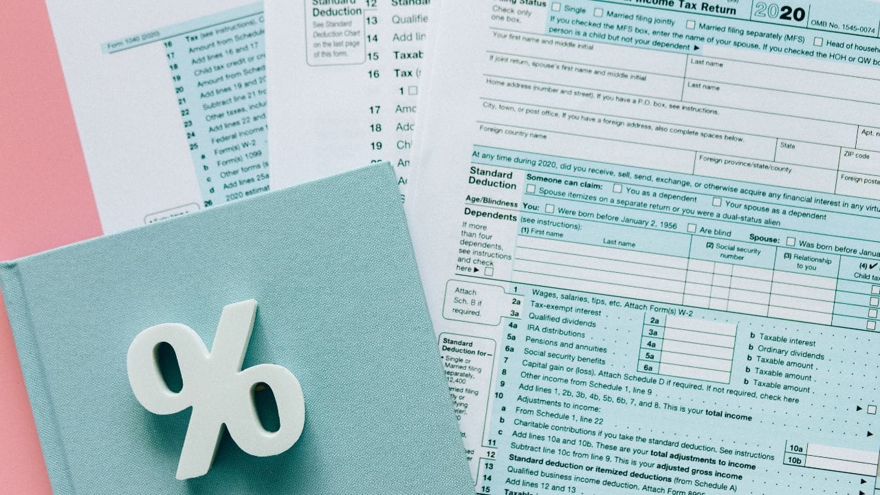 મીલ બેનિફિટ: ₹200 પ્રતિ મીલ, દિવસમાં બે વખત અને 22 દિવસ મુજબ, વર્ષમાં લગભગ ₹1.05 લાખ ટેક્સ-ફ્રી. EPF નો યોગદાન કંપની દ્વારા બેસિકનો 12% એટલે કે લગભગ ₹1.2 લાખનો લાભ મળી શકે. જો NPS 80CCD(2) કંપની તરફથી 14% સુધીનું યોગદાન મળતું હોય તો, લગભગ ₹1.4 લાખની વધારાની છૂટ મળવા પાત્ર છે. આ બધા ફાયદા અલગ-અલગ નાના લાગે છે, પરંતુ સાથે મળીને એક સારો ટેક્સ-ફ્રી ભાગ બનાવે છે. (Image Credit Source: Social Media)