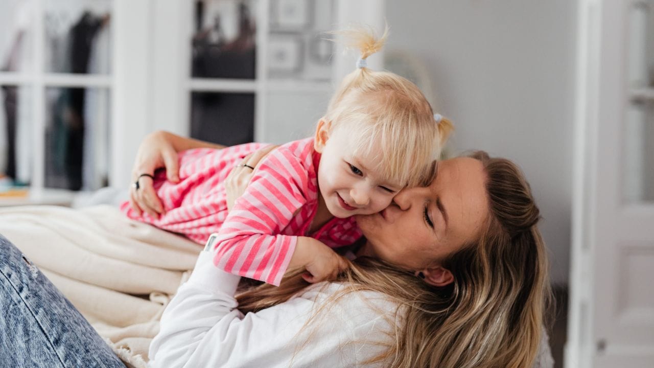 આ યોજનાઓનો લાભ લેવા માટે માતા-પિતાએ સંબંધિત યોજના માટે અરજી કરવી જરૂરી હોય છે. જરૂરી દસ્તાવેજોમાં જન્મ પ્રમાણપત્ર, આધાર કાર્ડ અને બેંક ખાતાની વિગતો સામેલ હોય છે. કેટલીક યોજનાઓમાં સીધા લાભાર્થીના બેંક ખાતામાં રકમ ટ્રાન્સફર કરવામાં આવે છે. (Image Credit Source: Social Media)