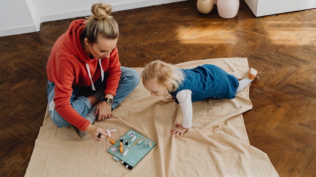 શિક્ષણ અને સ્કોલરશિપ યોજનાઓ: સરકાર દીકરીઓના શિક્ષણને પ્રોત્સાહન આપવા માટે વિવિધ સ્કોલરશિપ યોજનાઓ પણ આપે છે. તેમાં શાળાથી લઈને ઉચ્ચ શિક્ષણ સુધી ફી માં રાહત અને આર્થિક સહાય સામેલ છે. આ કારણે ગરીબ પરિવારોની દીકરીઓને પણ આગળ વધવાનો મોકો મળે છે. (Image Credit Source: Social Media)