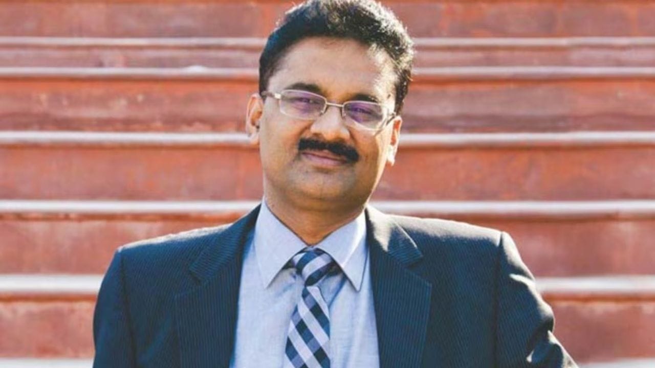 અશોક મિત્તલની સંપત્તિ: અશોક મિત્તલ પાસે ₹50 કરોડથી વધુની સંપત્તિ છે. લવલી પ્રોફેશનલ યુનિવર્સિટીના સ્થાપક તરીકે, એવું માનવામાં આવે છે કે તેમનો પરિવાર અને સંસ્થાકીય સંપત્તિ જાહેર કરેલા આંકડાઓ કરતાં ઘણી વધારે છે.(ફોટો ક્રેડિટ-Google)