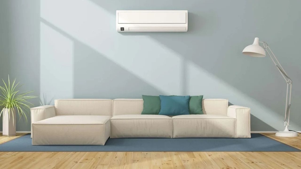 1-ટન અને 1.5-ટન AC યુનિટની માંગ સતત સૌથી વધુ હોય છે. આનું કારણ એ છે કે આ કદના AC નાનાથી મધ્યમ કદના રૂમ માટે આદર્શ રીતે યોગ્ય છે. જો તમારી પાસે 1-ટન AC છે, તો તમારા રૂમના સાઈઝ શું હોવી જોઈએ? આ પ્રશ્ન તમારા મનમાં હોઈ શકે છે. અહીં, અમે તમને આ બાબત અંગે ચોક્કસ માહિતી પ્રદાન કરીએ છીએ.(ફોટો ક્રેડિટ- Google)