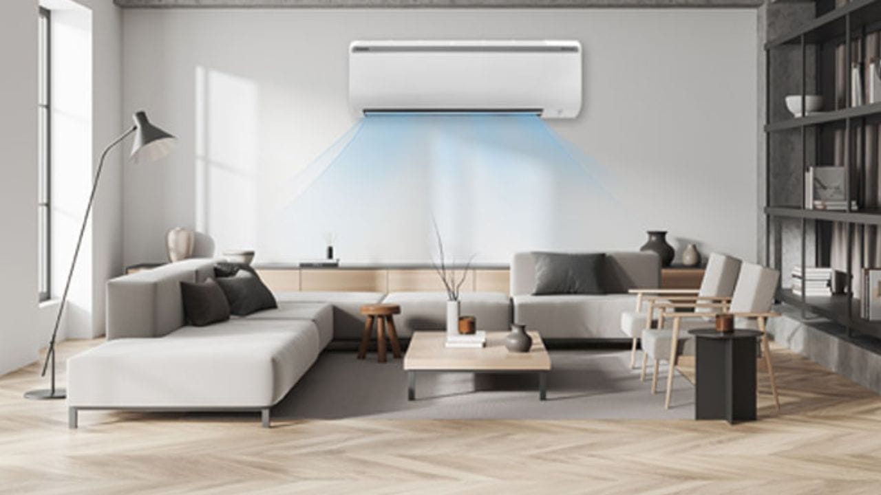 ઉનાળો શરૂ થતાં જ ACની જરૂરિયાત સ્પષ્ટ થઈ જાય છે. એપ્રિલથી સપ્ટેમ્બર અથવા ઓક્ટોબર દરમિયાન, ભારતમાં તીવ્ર ગરમીનો અનુભવ થાય છે. પરિણામે, જો તમે તમારા ઘરમાં નવું AC લગાવવાનું વિચારી રહ્યા છો, તો તમારે ઘણા પરિબળો ધ્યાનમાં રાખવા જોઈએ. ઘણીવાર, લોકો તેમના રૂમના ચોક્કસ સાઈઝના આધારે યોગ્ય AC યુનિટ પસંદ કરવામાં નિષ્ફળ જાય છે; તેઓ મોટા રૂમમાં ઓછી ક્ષમતાવાળા યુનિટ અથવા નાના રૂમમાં વધુ પડતું યુનિટ વાળુ AC ઇન્સ્ટોલ કરી દે છે. પરિણામે, AC ઇન્સ્ટોલ કર્યા પછી પણ ઠંડકની સમસ્યાઓ ચાલુ થઈ જાય છે. (ફોટો ક્રેડિટ- Google)