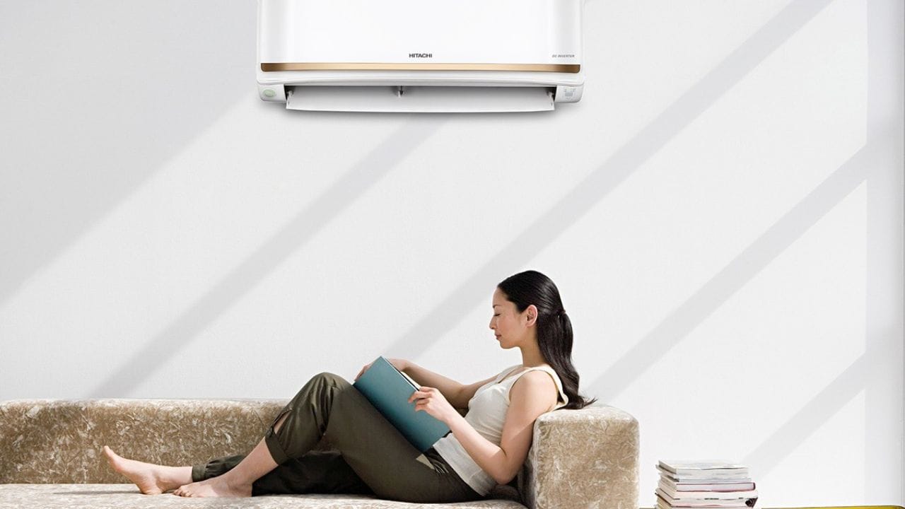 1-ટન AC યુનિટ પ્રતિ કલાક 12,00 BTU (બ્રિટિશ થર્મલ યુનિટ) ગરમી દૂર કરવાની ક્ષમતા ધરાવે છે; બીજા શબ્દોમાં કહીએ તો, તેની ઠંડક ક્ષમતા 12,000 BTU છે. આ પ્રક્રિયા દરમિયાન, એસી આશરે 0.8 થી 1.2 યુનિટ વીજળી વાપરે છે. પરિણામે, જો તમે દિવસભર સતત એસી ચલાવો છો, તો કુલ વીજળીનો વપરાશ આશરે 20 થી 24 યુનિટ સુધીનો હશે. જો કે, એસી યુનિટની ચોક્કસ સુવિધાઓ અને વિશિષ્ટતાઓના આધારે વાસ્તવિક વપરાશ સ્તર પણ બદલાઈ શકે છે.(ફોટો ક્રેડિટ- Google)