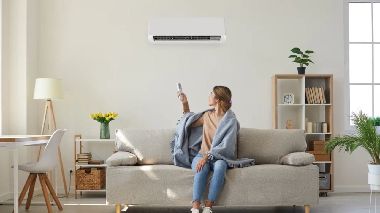 વધુમાં, જો રૂમ ઇમારતના ઉપરના માળે આવેલો હોય અથવા તેને સીધો સૂર્યપ્રકાશ નોંધપાત્ર પ્રમાણમાં મળે છે, તો અસરકારક ઠંડક સુનિશ્ચિત કરવા માટે વધુ ઠંડક ક્ષમતાવાળા AC યુનિટની જરૂર પડશે. જો ઉપરનો રૂમ 10 x 12 માપે છે, તો પણ તમારે 1.5-ટન એસી યુનિટની જરૂર પડી શકે છે. સૂર્યપ્રકાશના સંપર્કને કારણે, ઘર નોંધપાત્ર રીતે ગરમ થશે, જેના કારણે રૂમની અંદરનું તાપમાન વધશે. પરિણામે, ઓછી ક્ષમતાવાળા એસી રૂમને તે જ દરે ઠંડુ કરશે જે દરે તે ગરમ થાય છે; આ રૂમને પૂરતી ઠંડક પ્રાપ્ત કરવાથી અટકાવશે, જેનાથી તમને ગરમીની લાંબા સમય સુધી અનુભૂતિ થશે.(ફોટો ક્રેડિટ- Google)